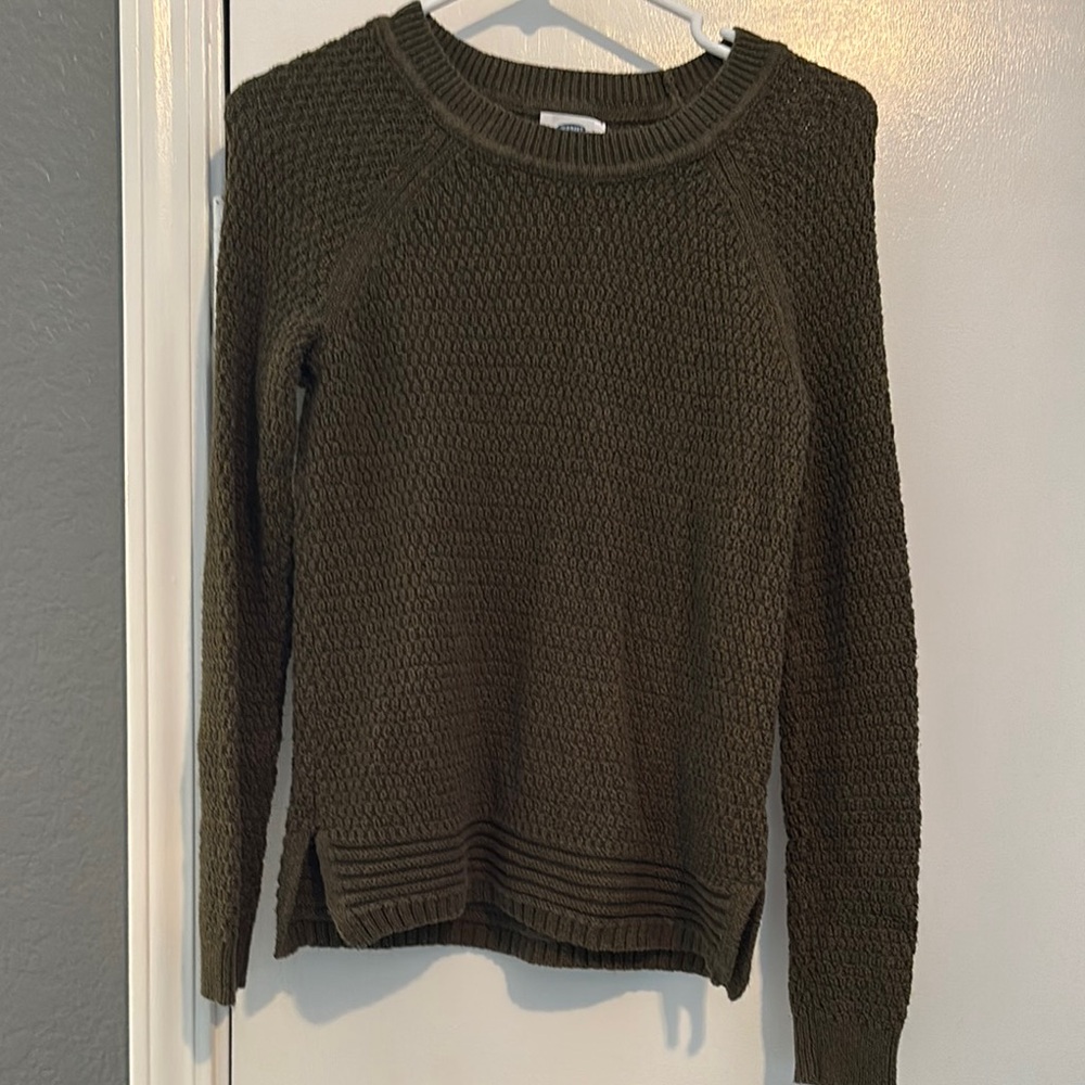 Dark Olive Green Crew Neck Sweater with Textured Knit and Long Sleeves